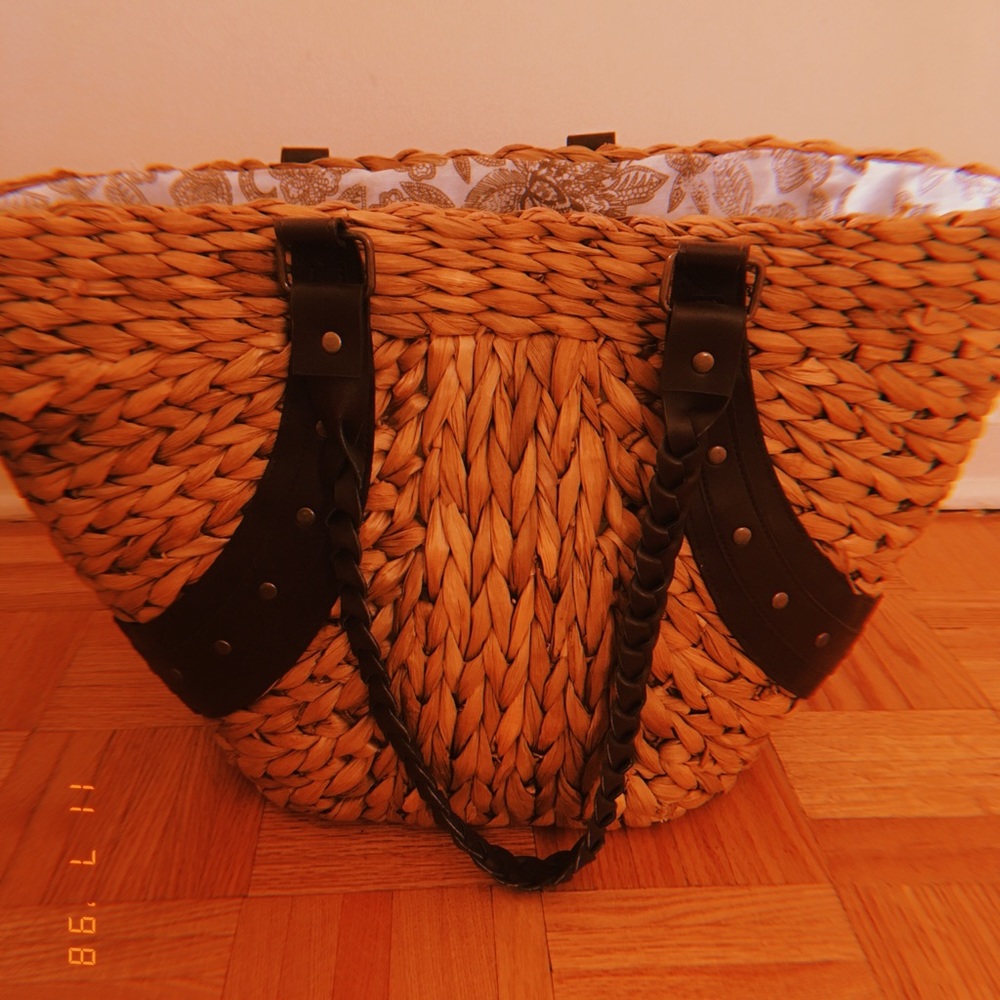 The PERFECT most SPACIOUS beach bag ever.